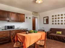 agriturismo-la-papessa-chianti-san-donato-farmhouse-gardenia-living-room-diningroom