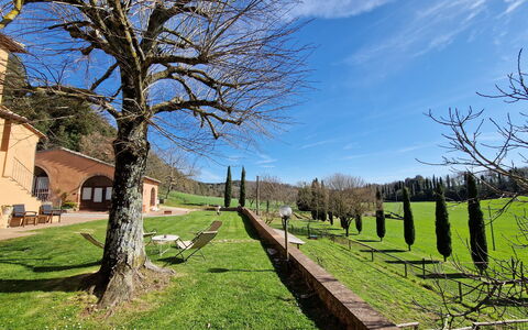 Villa Le Caggia: Himmel, Plante, Sky, Vindue, Naturlige Landskab, Bygning, Træ, Afdeling, Land Lot, Vegetationen