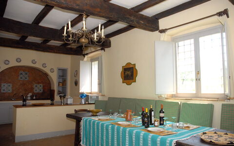 Podere San Giovanni: Bord, Ejendom, Møbel, Bygning, Vindue, Billedramme, Hus, Indretning, Arkitektur, Dekoration