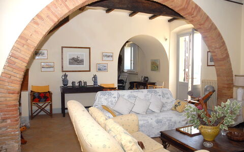 Podere San Giovanni: Plante, Couch, Ejendom, Møbel, Bord, Stueplante, Vindue, Blomsterkrukke, Bygning, Billedramme