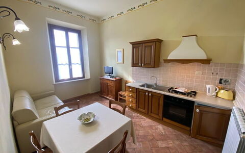 Bazzani Apartments In Siena: Møbel, Ejendom, Bord, Vindue, Træ, Cabinetry, Stol, Indretning, Bygning, Stueplante