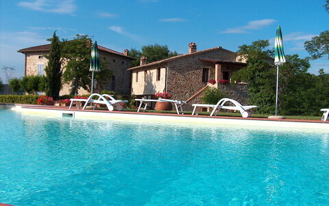 Bazzani Apartments In Siena: Vand, Himmel, Ejendom, Bygning, Sky, Svømmepøl, Vindue, Plante, Azure, Træ