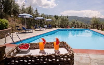 Villa Le Capanne: Svømmepøl, Udvej, Ejendom, Fritid, Ferie, Ejendom, Bygning, Udendørs Møbler, Liggestol, Villa