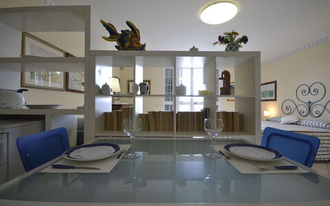 Casale Valentina: Værelse, Indretning, Ejendom, Stue, Bygning, Møbel, Hus, Arkitektur, Bord, Loft