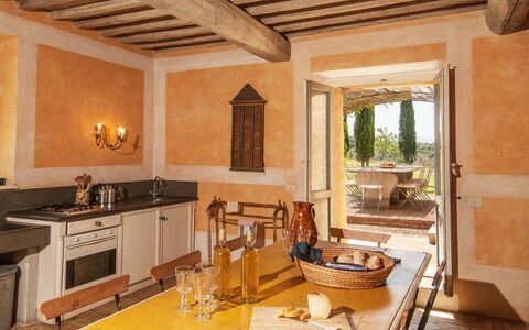 Lavacchio 18: Ejendom, Bord, Countertop, Træ, Indretning, Cabinetry, Stueplante, Arkitektur, Couch, Køkken