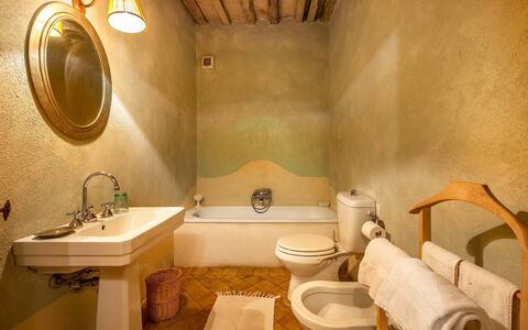 Lavacchio 18: Spejl, Tap, Sanitærarmatur, Ejendom, Håndvask, Badeværelsesvask, Badeværelse, Bygning, Indretning, Komfort