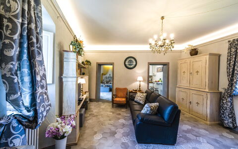 Michelangelo Cortona Apartment: Ejendom, Værelse, Bygning, Indretning, Blå, Stue, Loft, Hus, Ejendom, Gul