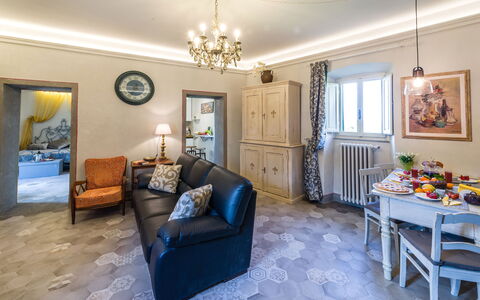 Michelangelo Cortona Apartment: Værelse, Ejendom, Stue, Møbel, Indretning, Ejendom, Bygning, Blå, Gul, Hjem