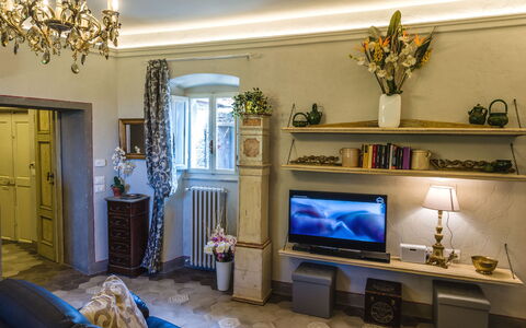 Michelangelo Cortona Apartment: Værelse, Stue, Ejendom, Indretning, Blå, Møbel, Hjem, Bygning, Hus, Ildsted