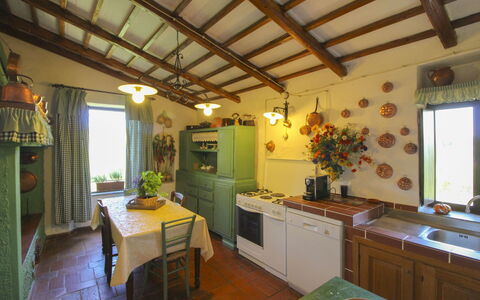 Villa Gioiosa: Møbel, Belysning, Indretning, Loft, Lysarmatur, Stol, Køkken & Spisebord, Bejdse, Stueplante, Køkken