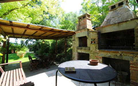 Villa Gioiosa: Møbel, Bord, Plante, Træ, Udendørs Bord, Bygning, Udendørs Møbler, Indretning, Træ, Skygge