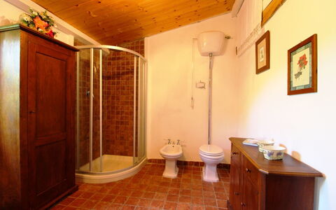 Villa Gioiosa: Værelse, Ejendom, Bygning, Hus, Indretning, Ejendom, Badeværelse, Arkitektur, Etage, Loft