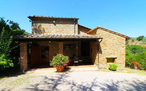 Villa Gioiosa: Plante, Himmel, Bygning, Vindue, Ejendom, Blomst, Dør, Træ, Hus, Land Lot