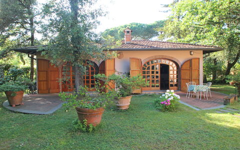 Residenza Marechiaro: Plante, Ejendom, Bygning, Vindue, Blomsterkrukke, Dør, Blomst, Træ, Hus, Himmel