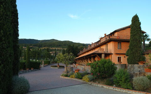 Fattoria Fronzano: Plante, Himmel, Bygning, Ejendom, Vindue, Træ, Vejbelægning, Bjerg, Land Lot, Hus