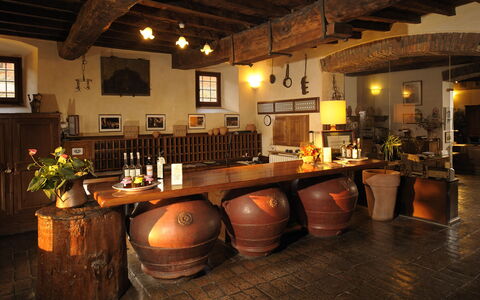 Fattoria Fronzano: Barrel, Vindue, Barware, Indretning, Træ, Stueplante, Flaske, Bygning, Billedramme