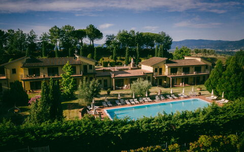 Fattoria Fronzano: Sky, Himmel, Plante, Vand, Bygning, Grøn, Træ, Svømmepøl, Krop Af Vand, Land Lot