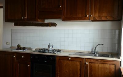 Borgo: Countertop, Cabinetry, Køkken, Værelse, Møbel, Ejendom, Håndvask, Flise, Belysning, Bejdse