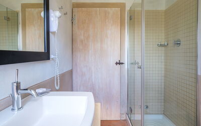 San Lorenzo-Leccino: Spejl, Sanitærarmatur, Tap, Ejendom, Håndvask, Badeværelse, Bygning, Væg