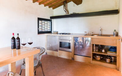 Vinsantaia-San Giovese: Møbel, Ejendom, Cabinetry, Countertop, Køkken Apparat, Komfur, Træ, Flaske, Køkken, Husholdningsapparat