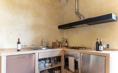 Moraiolo: Countertop, Træ, Flaske, Køkken, Køkken Apparat, Etage, Husholdningsapparat, Bejdse, Hårdttræ, Gulvbelægning