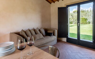 Vinsantaia-Trebbiano: Møbel, Bord, Træ, Bordservice, Komfort, Couch, Indretning, Etage, Gulvbelægning, Stue