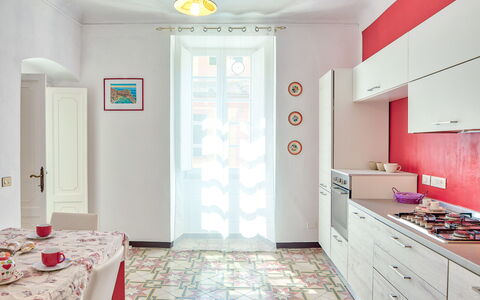 Via Dante Vacanze - Levanto: Værelse, Ejendom, Indretning, Etage, Lyserød, Møbel, Bygning, Flise, Væg, Loft