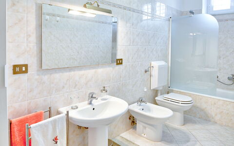 Via Dante Vacanze - Levanto: Badeværelse, Ejendom, Værelse, Flise, Tap, Indretning, Væg, Etage, Arkitektur, Sanitærarmatur