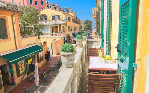 Via Dante Vacanze - Levanto: Kvarter, Stad, Gul, Ejendom, Bygning, Gade, Byområde, Hus, Ejendom, Arkitektur