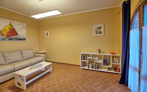 Casa Rossa: Ejendom, Billedramme, Træ, Couch, Indretning, Gulvbelægning, Etage, Studio Couch, Stue, Ejendom