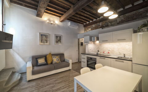 Guelfa House: Ejendom, Værelse, Indretning, Bygning, Loft, Hus, Loft, Møbel, Arkitektur, Stue