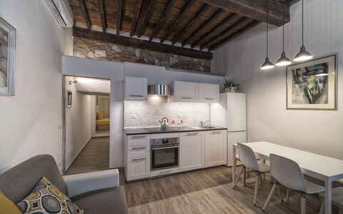 Guelfa House: Ejendom, Værelse, Bygning, Indretning, Møbel, Hus, Loft, Ejendom, Etage, Loft