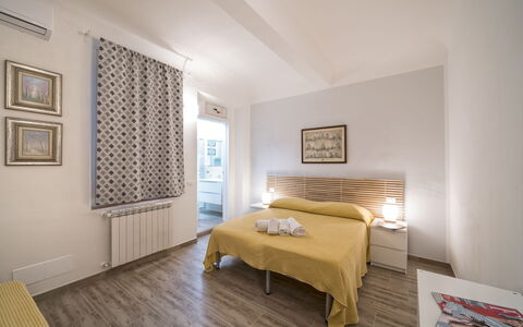 Guelfa House: Soveværelse, Værelse, Møbel, Ejendom, Seng, Indretning, Bed Frame, Etage, Gul, Ejendom