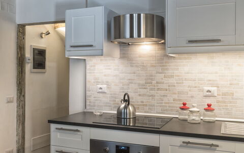 Guelfa House: Countertop, Cabinetry, Værelse, Køkken, Møbel, Ejendom, Bygning, Indretning, Loft, Etage