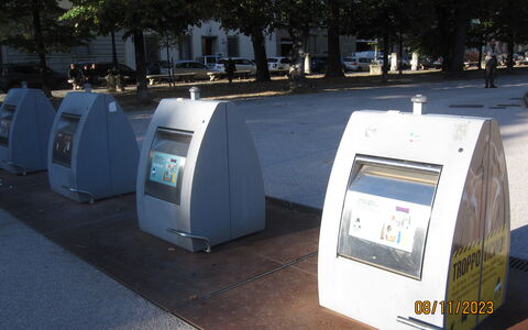 Guelfa House: Motor Køretøj, Træ, Gas, Toner Og Skygger, Maskine, City, Begivenhed, Asfalt