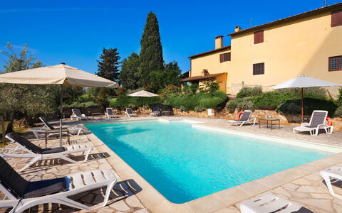 Pozzo Dei Desideri: Vand, Himmel, Plante, Ejendom, Bygning, Møbel, Svømmepøl, Azure, Vindue, Udendørs Møbler