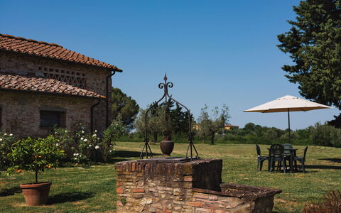 Pozzo Dei Desideri: Plante, Himmel, Ejendom, Vindue, Bygning, Land Lot, Træ, Græs, Skygge, Landskab