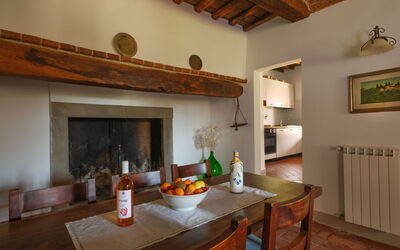 Pozzo dei Desideri 2: Bord, Møbel, Ejendom, Cabinetry, Countertop, Træ, Stol, Indretning, Køkken, Arkitektur