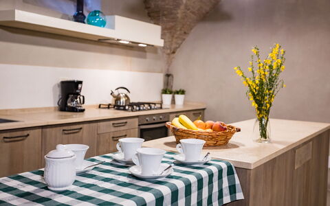 Appartamento La Corte: Bordservice, Bord, Ejendom, Møbel, Tallerkner, Plante, Blomst, Grøn, Bygning, Indretning