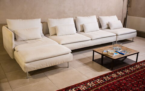 Appartamento La Corte: Couch, Møbel, Rektangel, Træ, Indretning, Stue, Gulvbelægning, Studio Couch, Etage, Bord