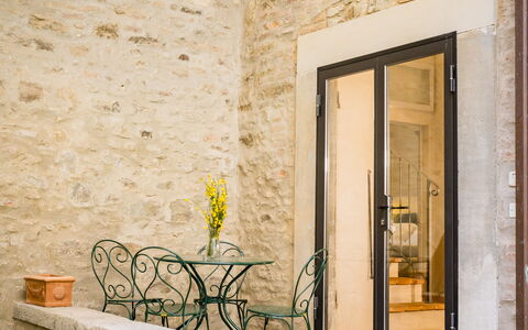 Appartamento La Corte: Bygning, Plante, Dør, Vindue, Træ, Mursten, Hus, Vejbelægning, Blomsterkrukke, Murværk