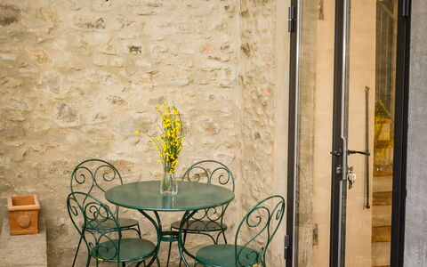 Appartamento La Corte: Møbel, Bord, Plante, Træ, Blomst, Stol, Indretning, Bygning, Etage, Gulvbelægning