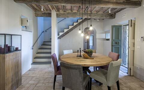 Tenuta Pomona: Spisestue, Værelse, Ejendom, Loft, Bygning, Indretning, Etage, Møbel, Trægulve, Hus