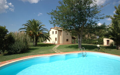 Poderino: Ejendom, Svømmepøl, Hus, Ejendom, Bygning, Villa, Estate, Hjem, Ferie, Fritid