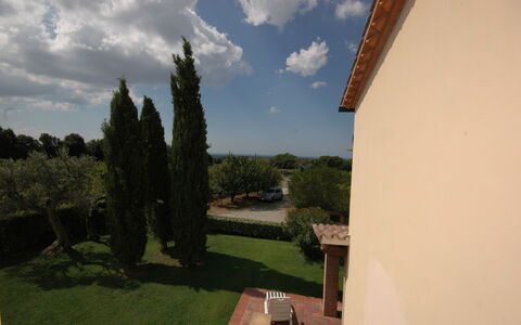 Poderino: Ejendom, Himmel, Træ, Hus, Græs, Sky, Værelse, Arkitektur, Plante, Bygning