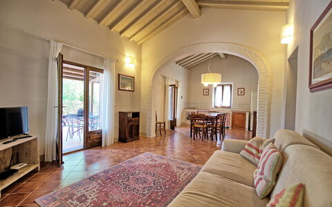 Cuccardino: Billedramme, Møbel, Stol, Træ, Indretning, Etage, Gulvbelægning, Couch, Stue, Television