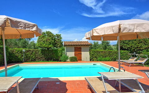 Cuccardino: Sky, Ejendom, Himmel, Svømmepøl, Plante, Vand, Azure, Skygge, Udendørs Møbler, Træ