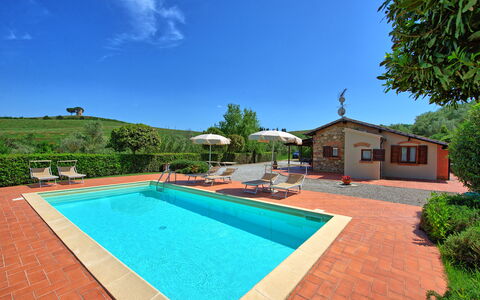 Cuccardino: Vand, Plante, Himmel, Ejendom, Bygning, Svømmepøl, Natur, Azure, Træ, Skygge