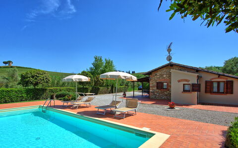 Cuccardino: Vand, Plante, Himmel, Bygning, Svømmepøl, Træ, Skygge, Arkitektur, Vindue, Udendørs Møbler