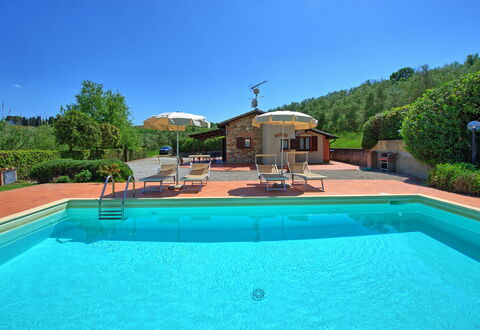 Cuccardino: Vand, Himmel, Plante, Ejendom, Svømmepøl, Azure, Skygge, Træ, Udendørs Møbler, Græs